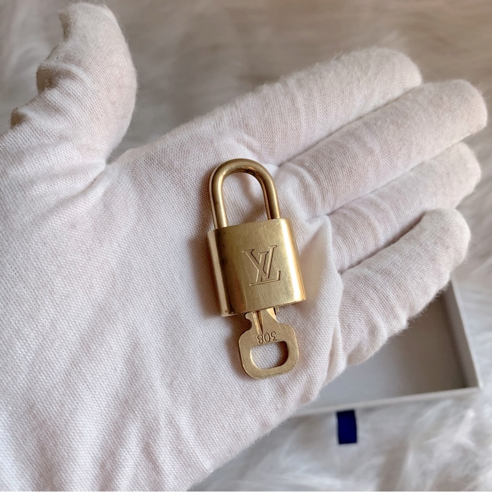 0135 Louis Vuitton lock and key set